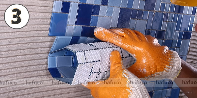 Bước 3: Tiến hành ốp các vỉ gạch mosaic