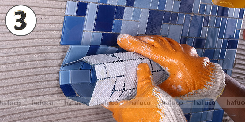 Bước 3: Tiến hành ốp các vỉ gạch mosaic hoàn thiện