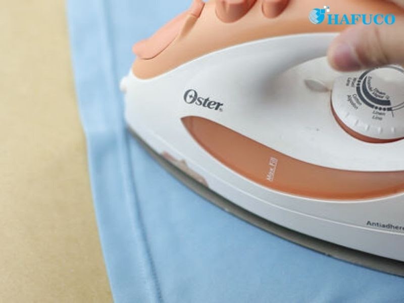 Sử dụng bàn là để gỡ bã kẹo cao su