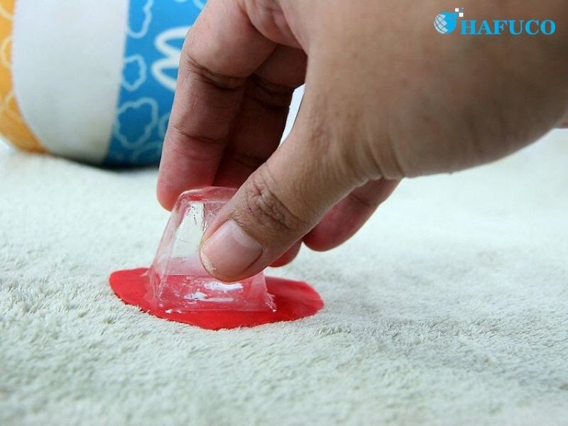 Sử dụng đá lạnh để tẩy kẹo cao su