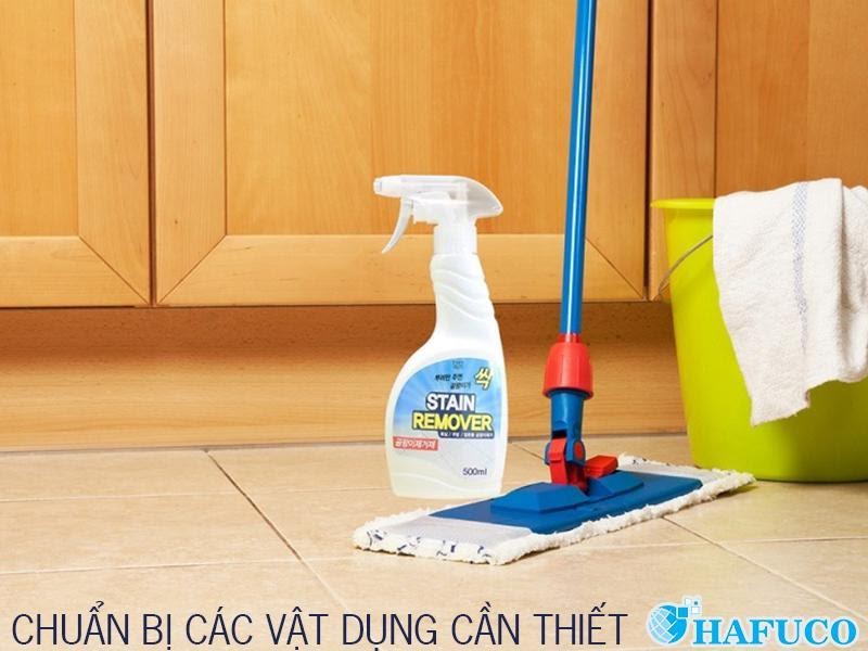 Chuẩn bị dụng cụ tẩy dầu nhớt trên sàn nhà Chuẩn bị dụng cụ tẩy dầu nhớt trên sàn nhà