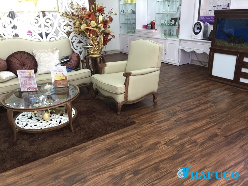 Vật liệu ốp sàn dễ dàng vệ sinh vết dầu nhớt - Sàn nhựa giả gỗ Vật liệu ốp sàn dễ dàng vệ sinh vết dầu nhớt - Sàn nhựa giả gỗ