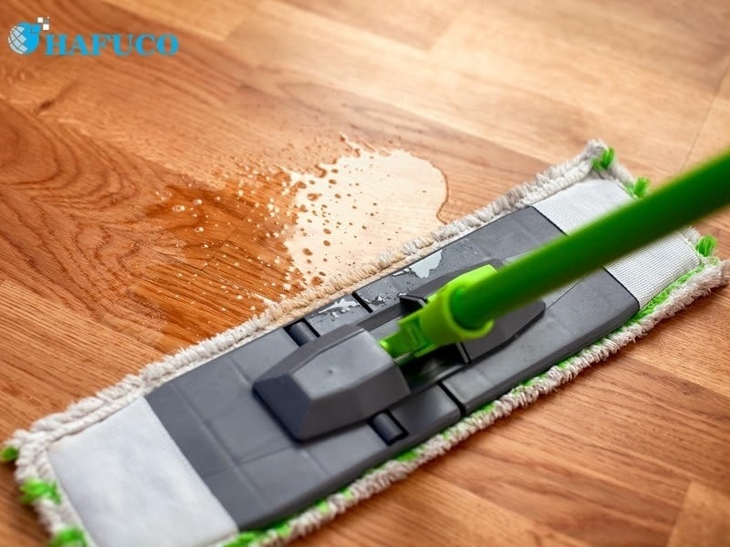 Xử lý sàn gỗ thấm nước bằng cách lau dọn
